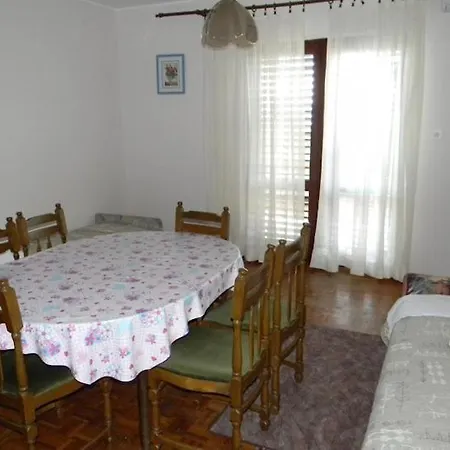 Puhalovic Apartman Zára